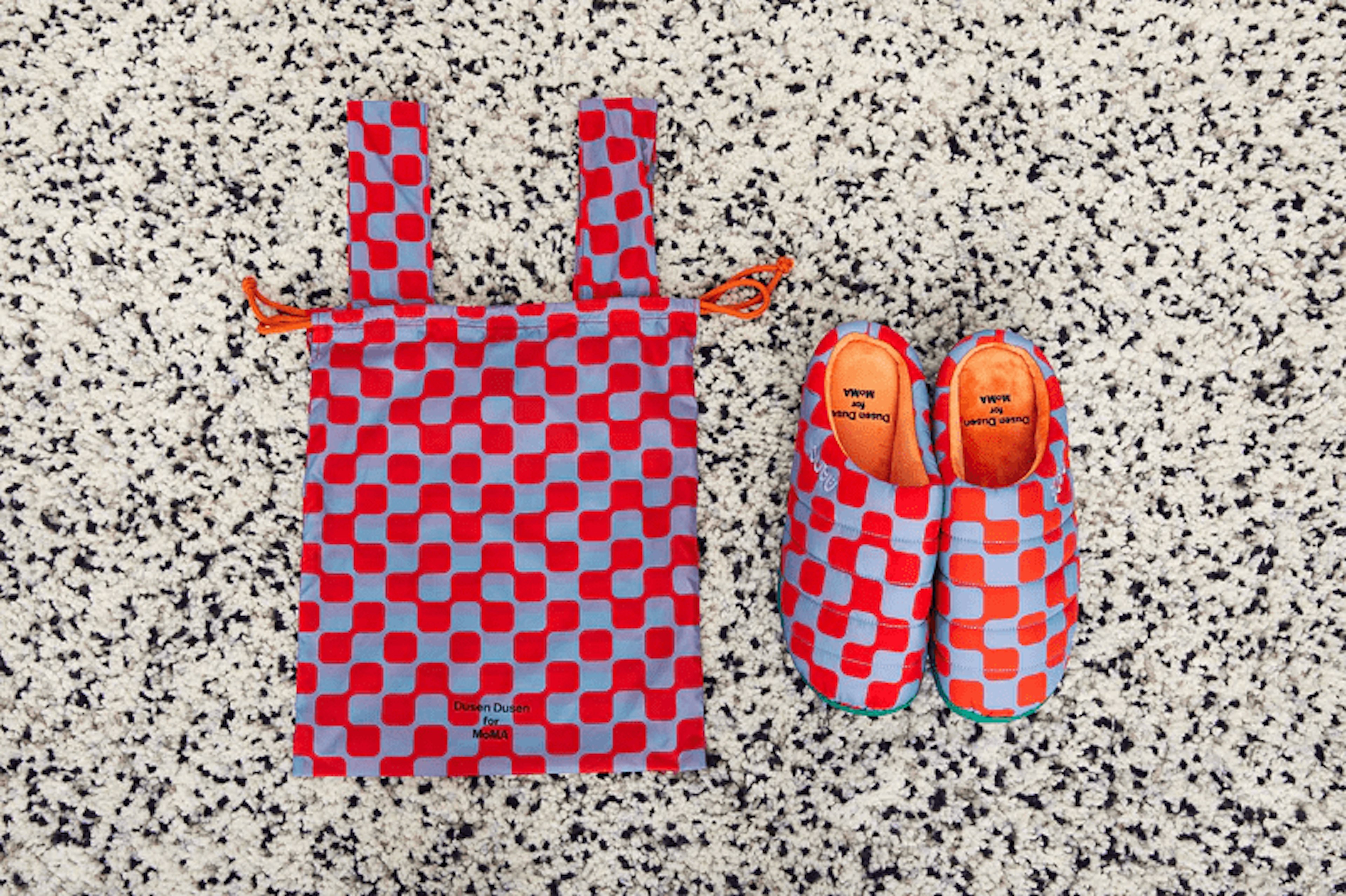 Dusen Dusen Slippers with their fitting bag